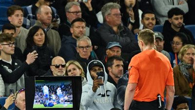 الكشف عن رواتب حكام الدوري الإنجليزي الممتاز 