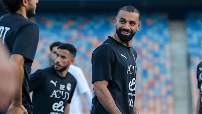 محمد صلاح يحتفل مع الجماهير بعد الفوز على بوركينا فاسو 