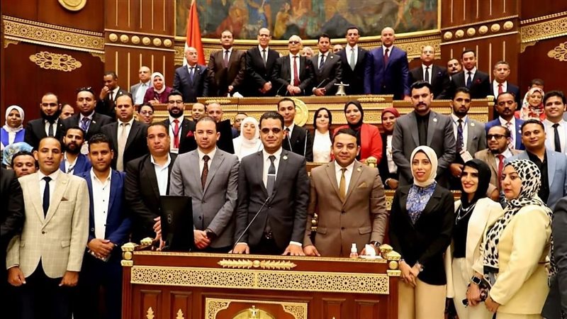 أشرف صبحي يشهد الجلسة