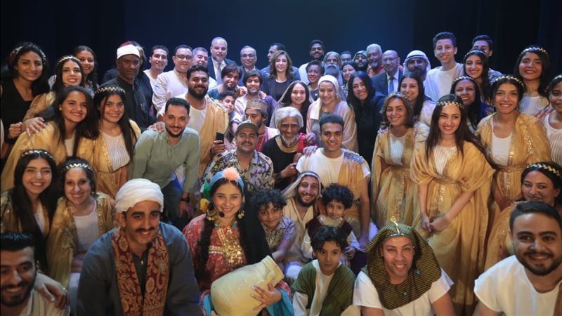 وزيرة الثقافة مع