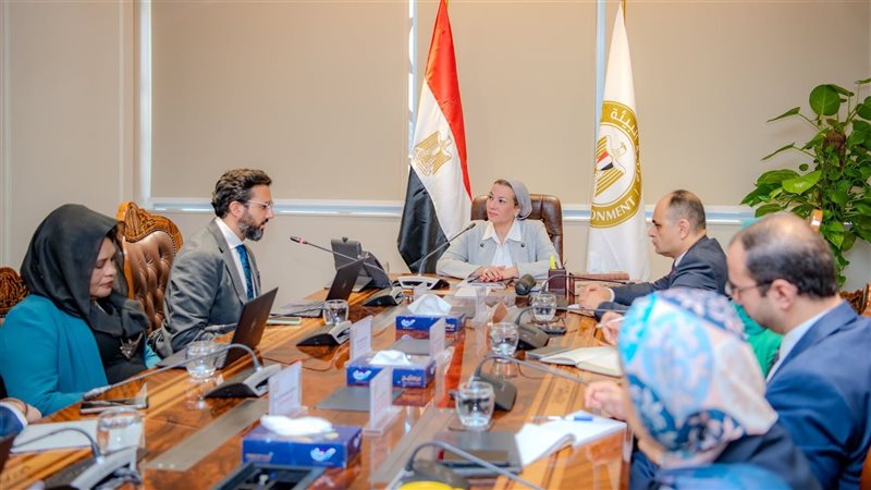 وزيرة البيئة تناقش