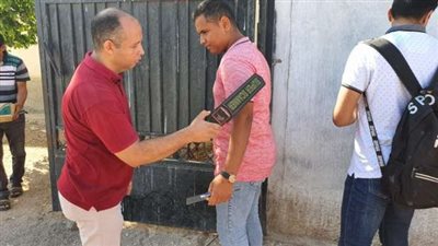 تفتيش طلاب الثانوية العامة بالعصا الإلكترونية قبل دخول اللجان 