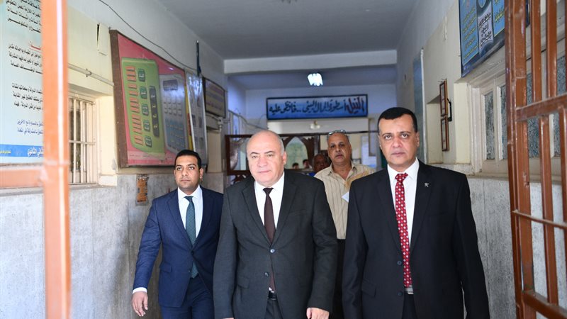 محافظ قنا خلال المتابعة