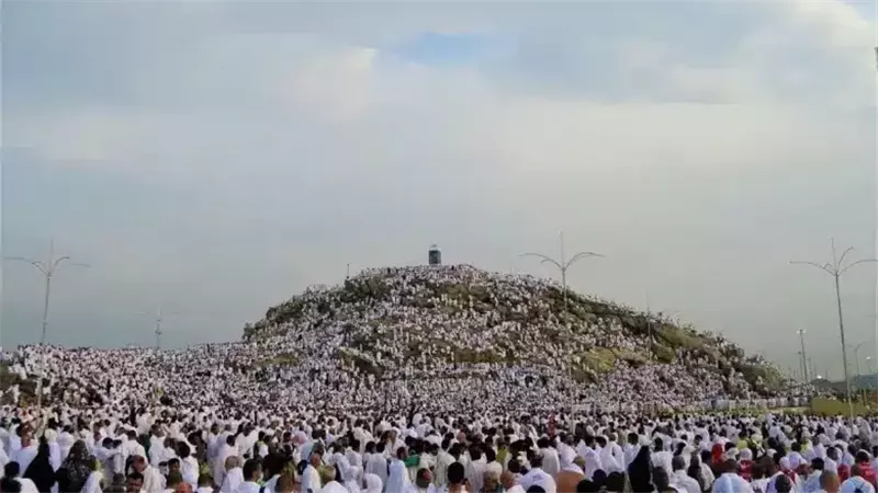 الحجاج يتوافدون على
