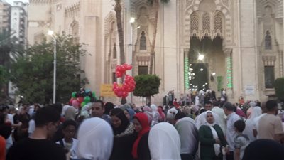 6 صور ترصد احتفالات أهالى الإسكندرية بعيد الأضحى بمسجد أبو العباس 