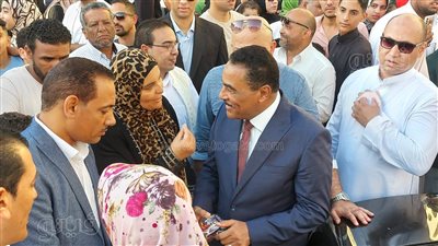 محافظ مطروح يلتقي الأهالي ويلتقط الصور التذكارية بعد صلاة عيد الأضحى (صور)