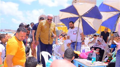 نائب محافظ الإسكندرية يتابع الخدمات المقدمة لزوار الشواطئ 