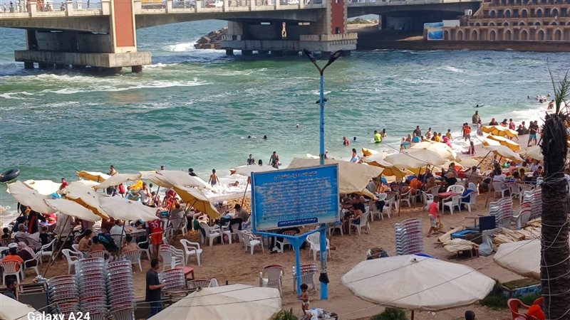 زحام على شواطئ الإسكندرية