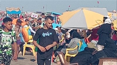 إقبال مكثف على شاطئ جمصة في ثالث أيام عيد الأضحى (صور) 