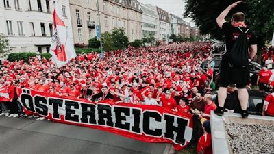 تجمع كبير لجماهير النمسا في برلين والغناء لمنتخبها قبل مواجهة بولندا (فيديو)