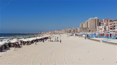 إقبال كبير على شواطئ الإسكندرية خلال الإجازة واستعدادات لاستقبال المصطافين، بث مباشر
