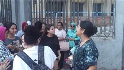 القلق يسيطر على أولياء الأمور أمام لجان الثانوية العامة في الإسكندرية (صور) 