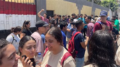 انطلاق امتحانات المواد الأساسية للثانوية العامة بعد انتهاء إجازة العيد.. الطلاب يدخلون اللجان بالمراوح لارتفاع درجات الحرارة.. والتعليم تحذر من الانسياق وراء جروبات الغش
