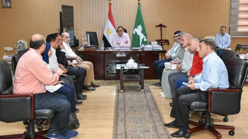 محافظ الشرقية يناقش