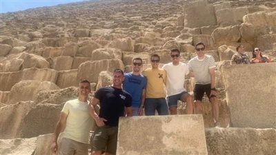 طاقم تحكيم مباراة القمة في جولة سياحية بالأهرامات قبل مغادرة القاهرة