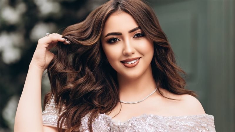 الفنانة آية عبد الله،