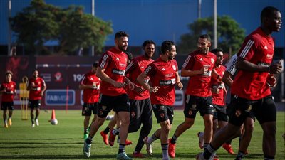 حارس الأهلي يشارك في تدريبات الفريق بقناع الوجه (صور)