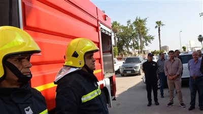 المعمل الجنائي يعاين حريق مصنع مراتب في منشأة القناطر 