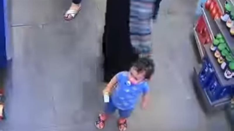 ربة منزل تختطف طفل