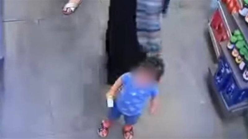 سيدة تحاول خطف طفل