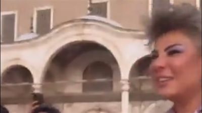 رقص مفيدة شيحة في ساحة مسجد محمد علي يثير الاستياء، والمصريون يطالبون بمحاسبة المسئولين 