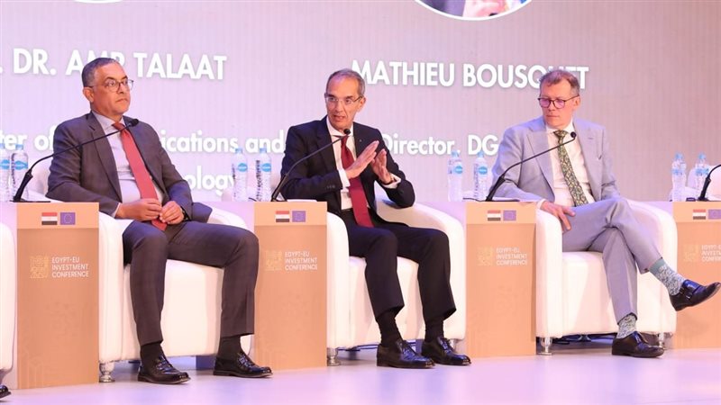 وزير الاتصالات خلال