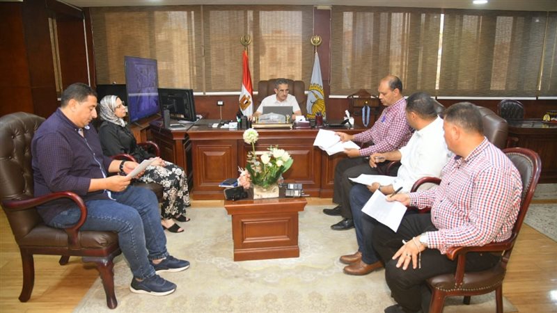 محافظ الغربية يناقش