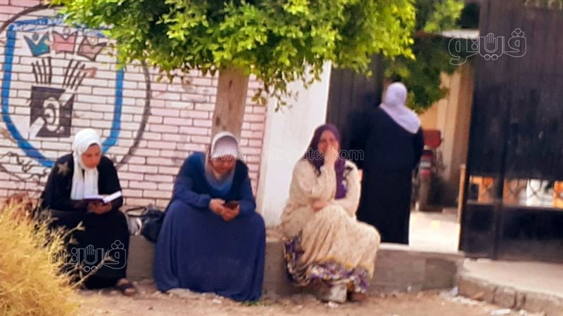 أمهات يقرأن بالمصاحف