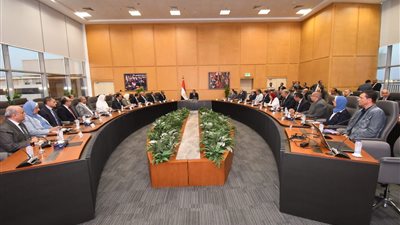 وزير الإسكان يعقد أول اجتماعاته مع جهات وقطاعات الوزارة