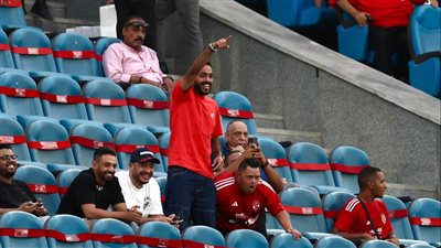 كهربا يدعم الأهلي أمام الداخلية، وهتاف خاص من جماهير الأحمر له (فيديو)
