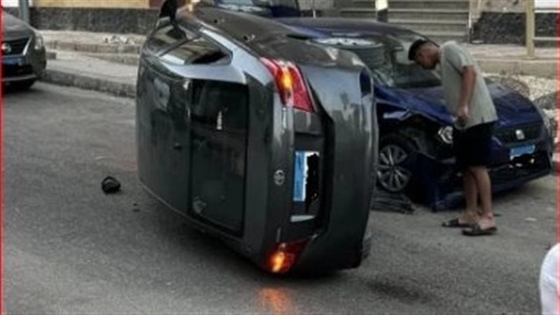  حادث تصادم بين سيارتين،