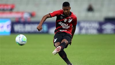 ليون الفرنسي يتعاقد مع البرازيلي فينيسيوس مقابل 8 ملايين يورو
