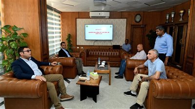 وزير الإسكان يعقد اجتماعا بمقر جهاز برج العرب الجديدة