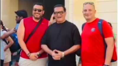 المغني الهندي شبيه مبارك يلتقط صورا مع المصريين في التشيك (فيديو)