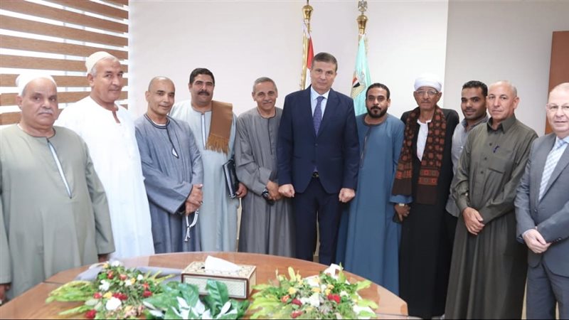 وزير الزراعة مع وفود