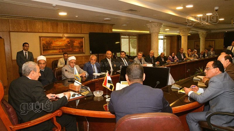 محافظ الغربية يعقد
