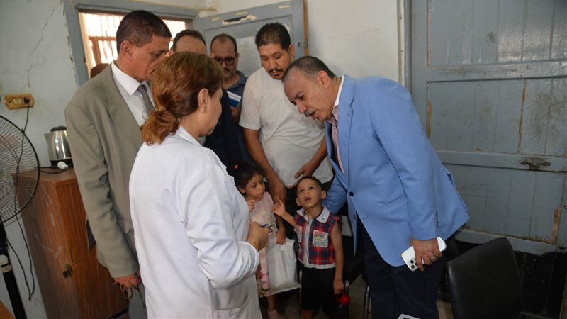 محافظ أسيوط يصطحب