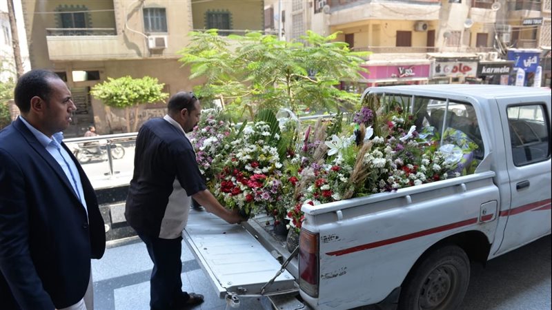 توزيع الورود علي