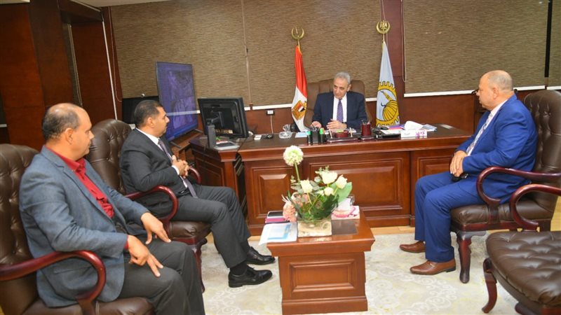 محافظ الغربية يعقد