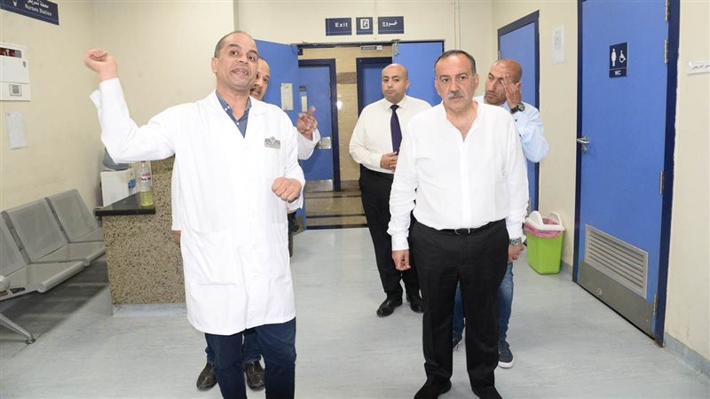 محافظ أسيوط أثناء