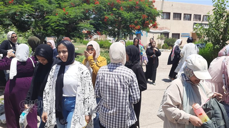جانب من خروج الطالبات،