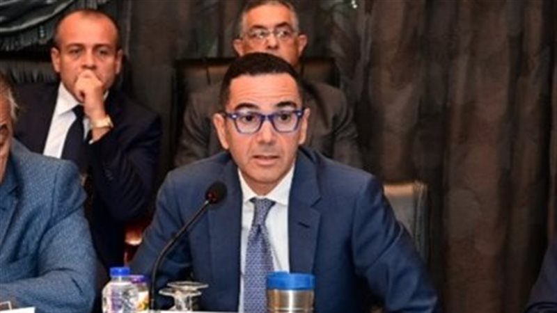 وزير الاستثمار أثناء