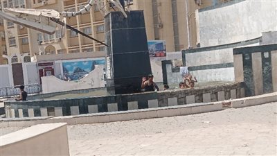 هربا من حر الصيف، نافورة ميدان بالفيوم تتحول إلى حمام سباحة