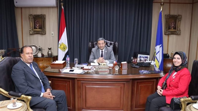 محافظ دمياط مع مدير