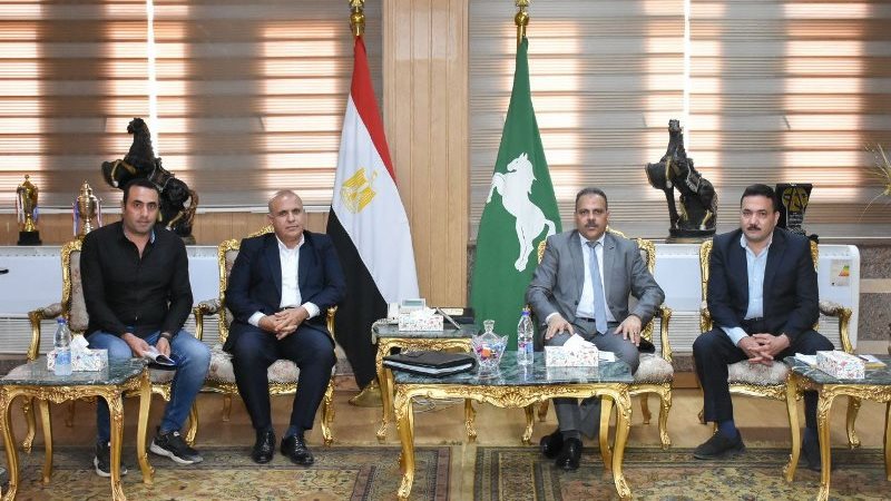 محافظ الشرقية يعقد