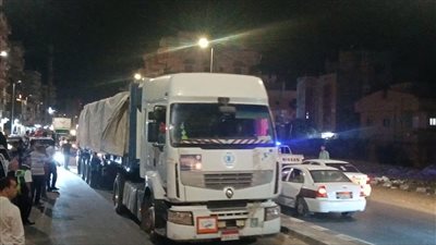 إخلاء شوارع مدينة العريش من شاحنات المساعدات المتجهة إلى غزة (صور)