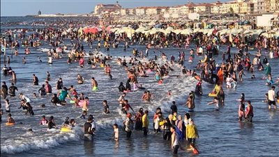 هربا من ارتفاع درجة حرارة الجو، إقبال كبير على شواطئ رأس البر (صور)
