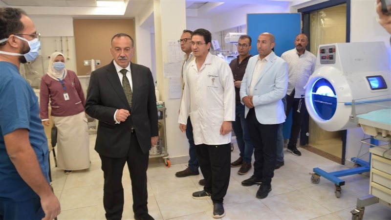 محافظ أسيوط أثناء