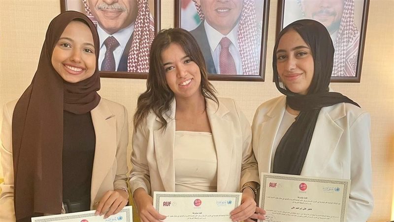 الطلاب المشاركة لتمثيل