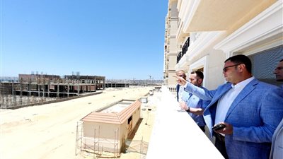 وزير الإسكان يتفقد مشروع تنفيذ 3068 شقة و310 فيلات في 